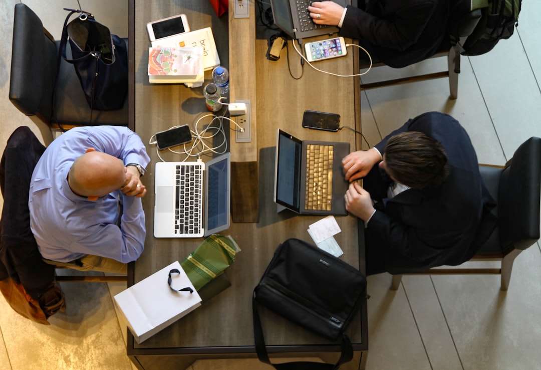 Wie man produktive Zusammenarbeit in einem Remote-Team aufbaut: 7 Werkzeuge für den Erfolg im Jahr 2025